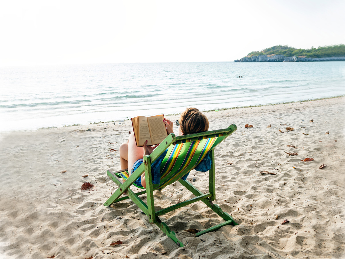 Boek lezen op het strand
