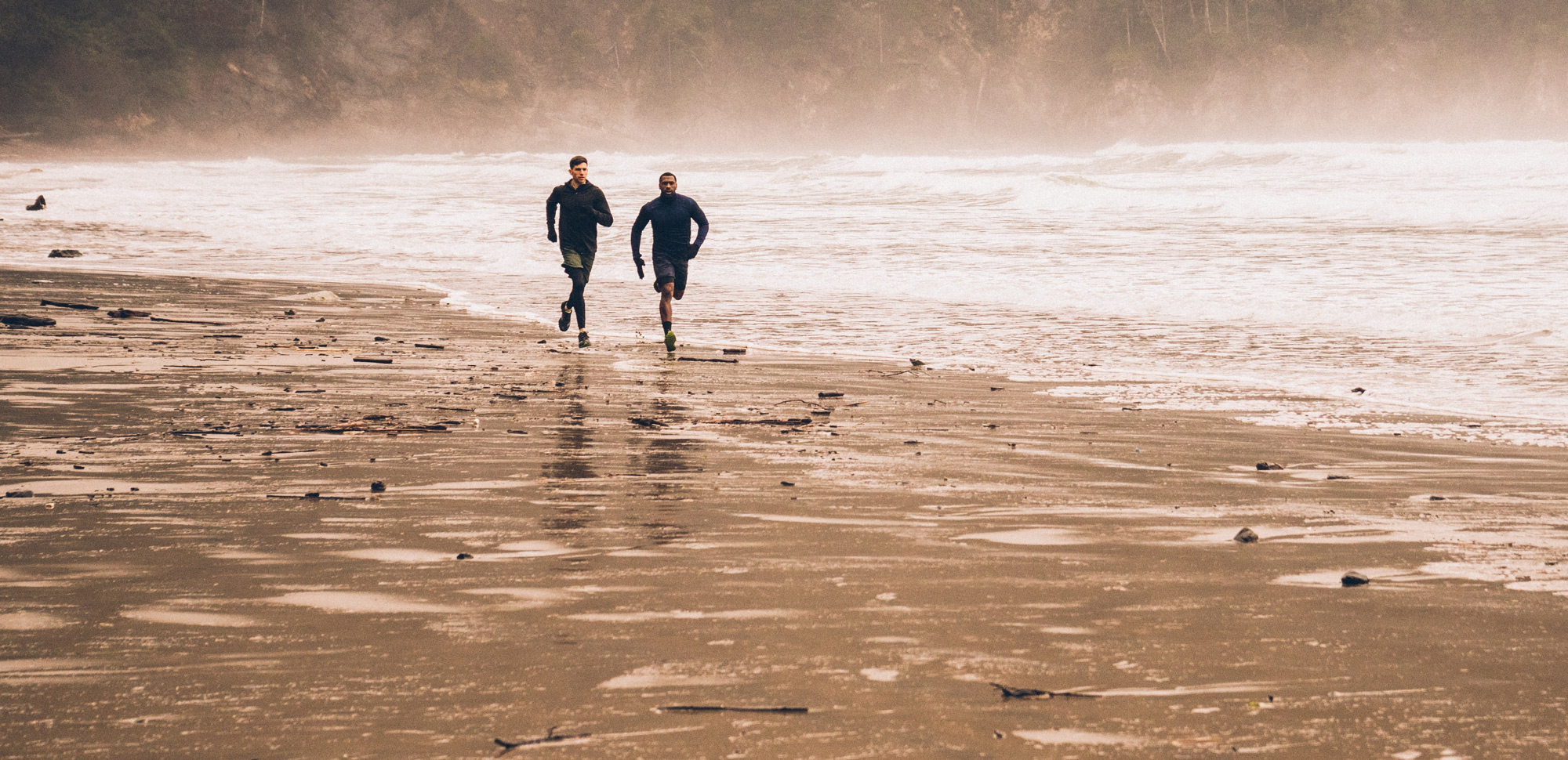 2 mannen lopen hard op het strandd